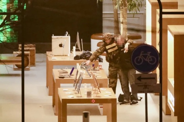 Hostage-taker with hostage at Apple Store Amsterdam